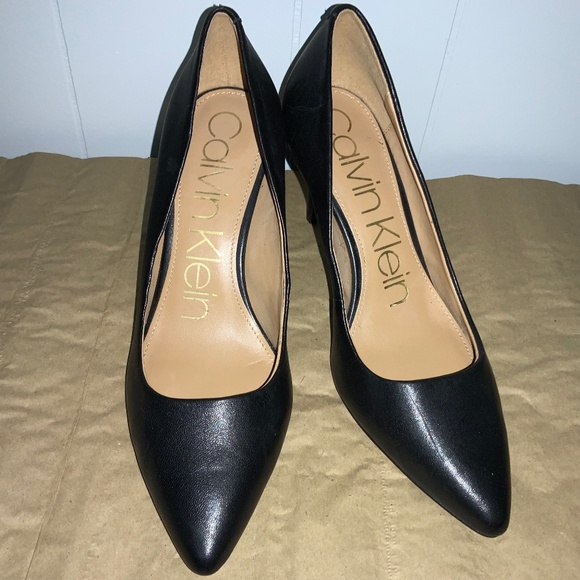Calvin Klein Kamara black pumps heels goldtone heel detail Sz 8 pointed toe - Picture 1 of 7